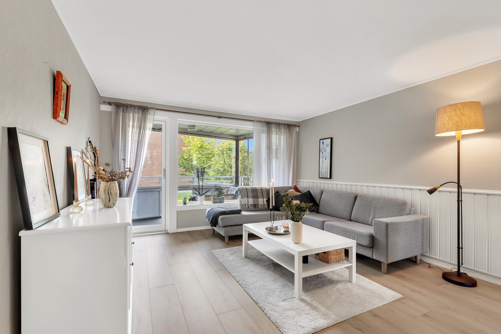 Store vindusflater gir et godt lysinnslipp, og sammen med den praktiske planløsningen bidrar dette til en lett og luftig atmosfære. Galleribilde