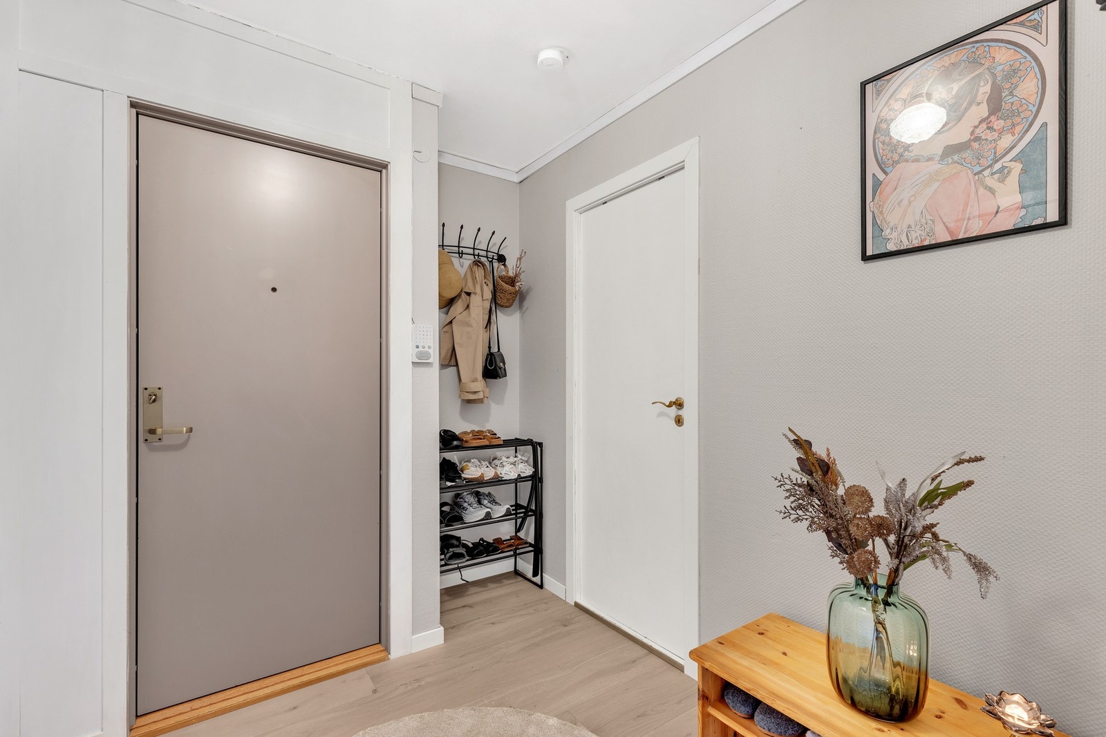 Sikringsskap med automatsikringer er lokalisert utenfor leilighetens ytterdør. Galleribilde