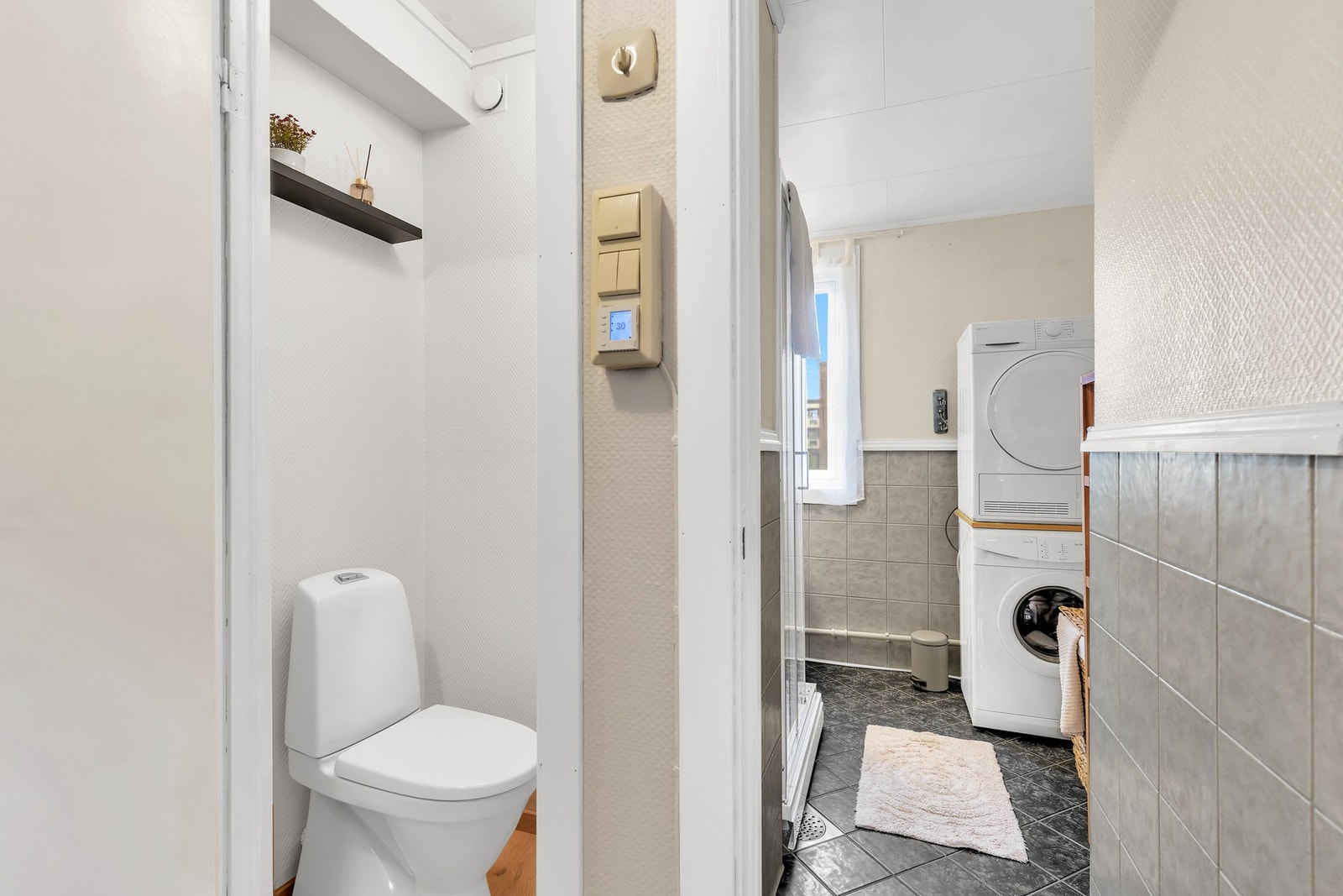 Separat toalettrom og bad. Galleribilde