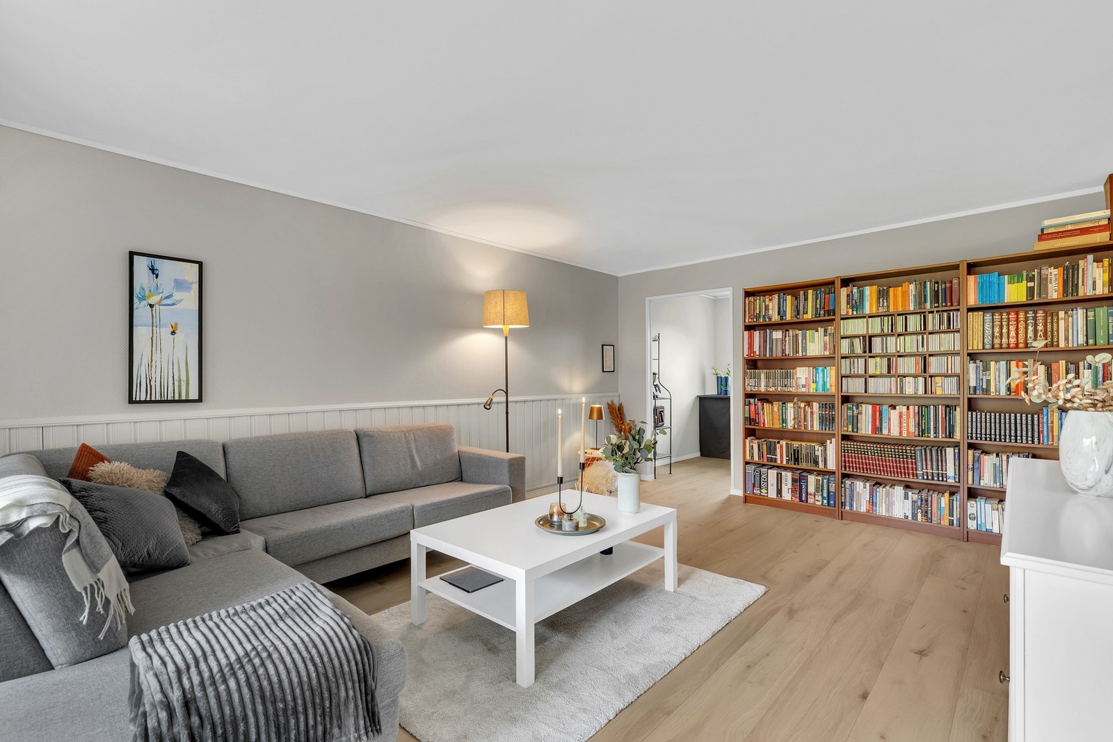 Hele leiligheten var gjenstand for vesentlig overflateoppussing i 2024. Legg merke til det flotte 1-stavs gulvet som er gjennomgående. Galleribilde