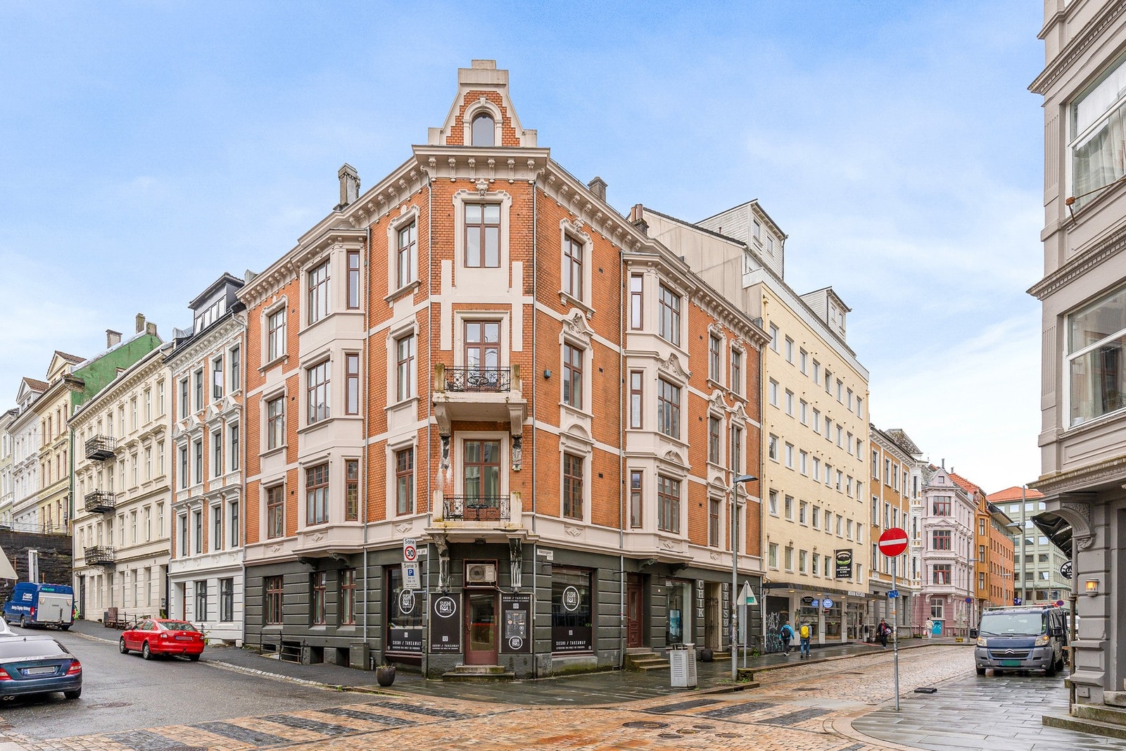 Leiligheten ligger i en gate kjent for sitt levende bymiljø, brosteinsbelagte smau og umiddelbar nærhet til alt byen har å by på. Galleribilde