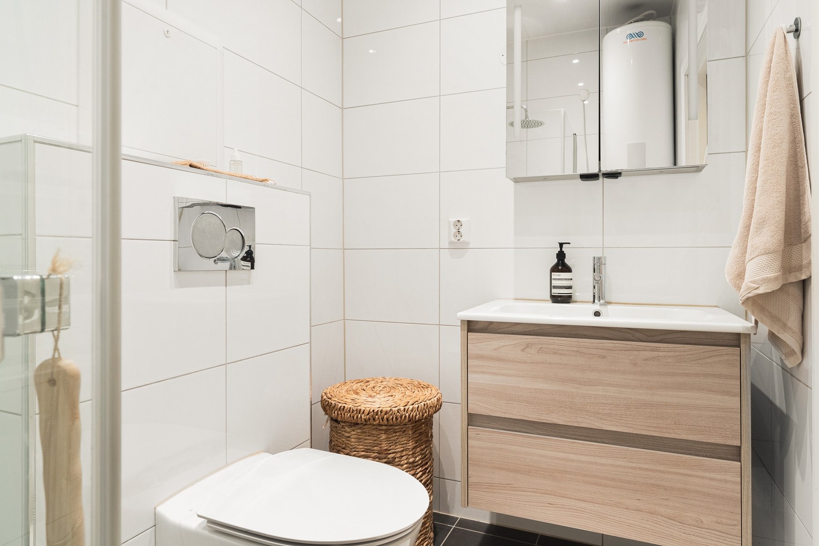 Det er helfliset, har gulvvarme og downlights, samt dusjkabinett med glassdører, servant med underskap og opplegg for vaskemaskin. Galleribilde