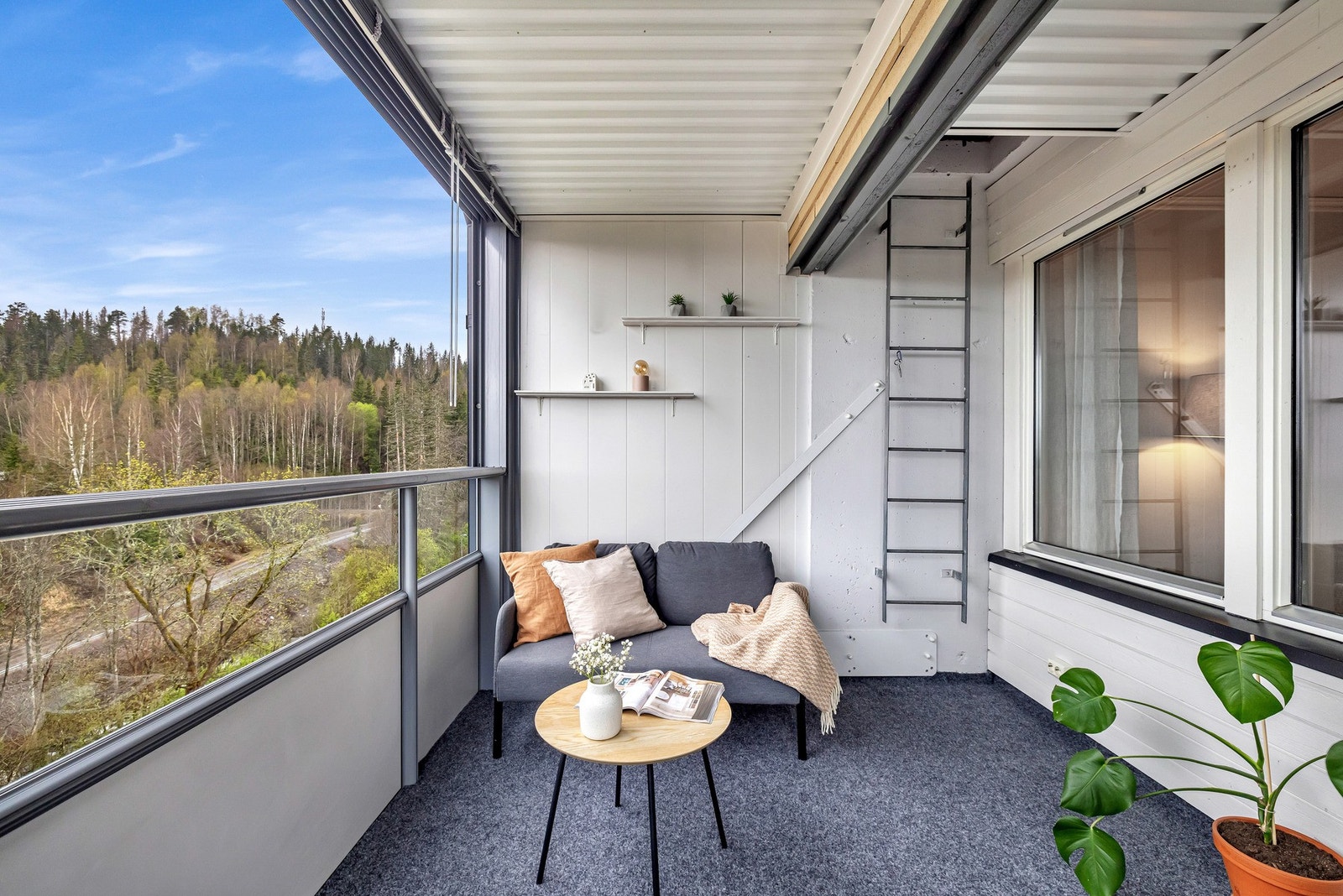 Innglasset balkong på ca. 9 m² med flott landlig utsyn. Galleribilde