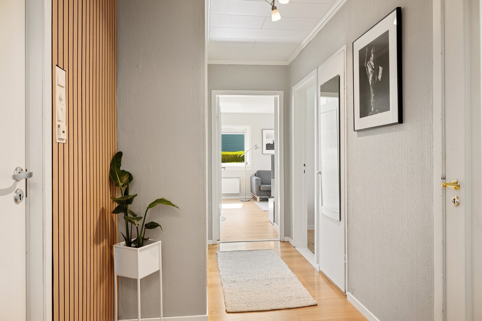 Innbydende gang med god plass til å henge fra seg yttertøy. Galleribilde