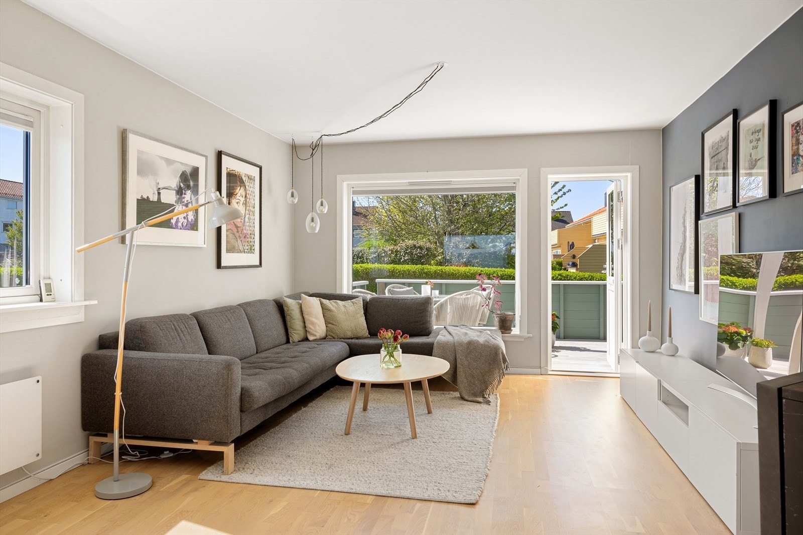 Stuen har utgang til den solrike terrassen Galleribilde