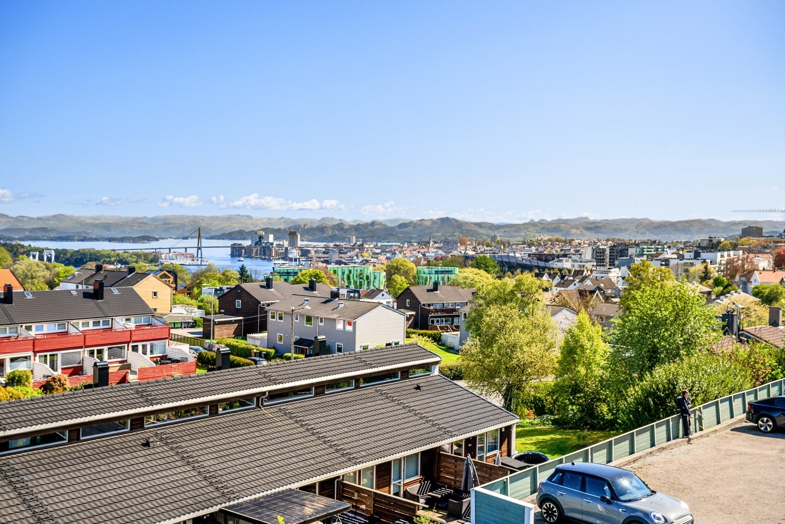 Hele Stavanger øst for boligen. Til høyre i bildet er det parkering til 2 biler for leiligheten på felles grunn Galleribilde