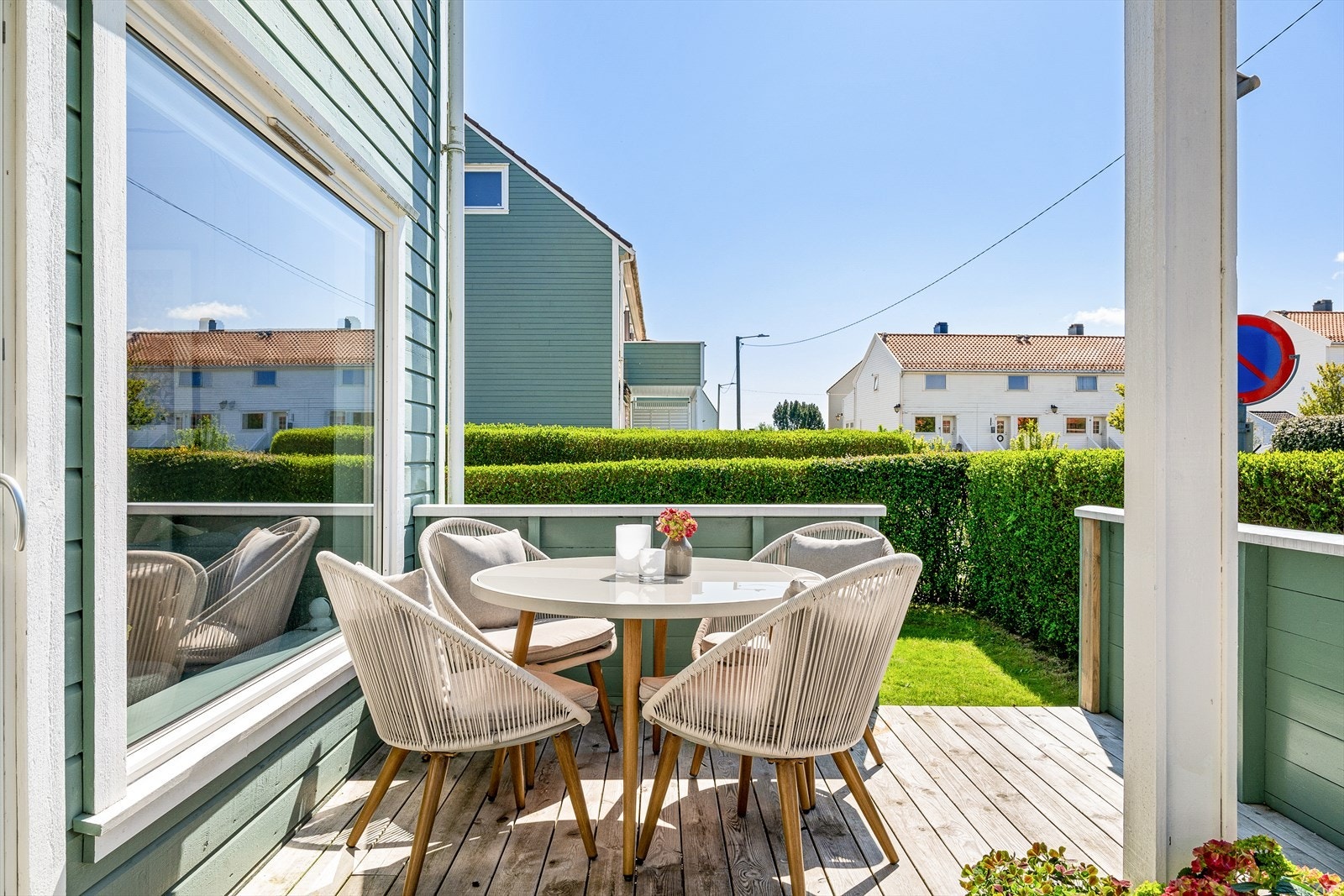 Stor terrasse med ettermiddagssol Galleribilde