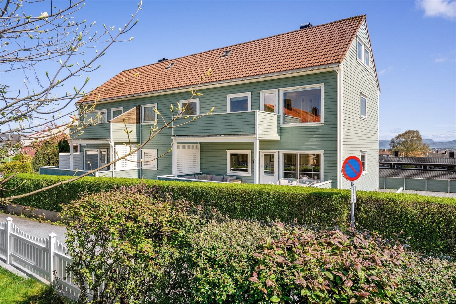 Det er 4 enheter i bygget - alle med hver sin terrasse Galleribilde
