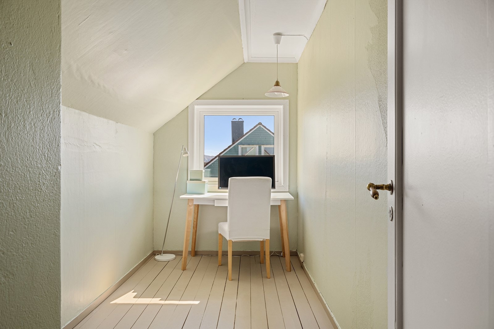 Rommet på loft er benyttet som hjemmekontor, og til tider overnatting. Rommet er godkjent som bod Galleribilde