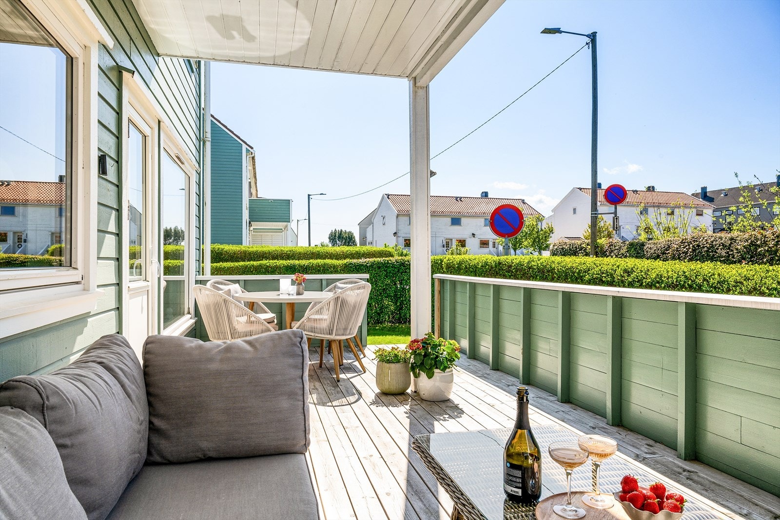 Flott terrasse som selvfølgelig er vestvendt og dermed solrik når man kommer hjem fra jobb Galleribilde