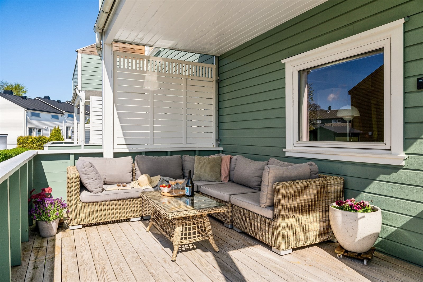 Sjarmerende og romslig terrasse Galleribilde