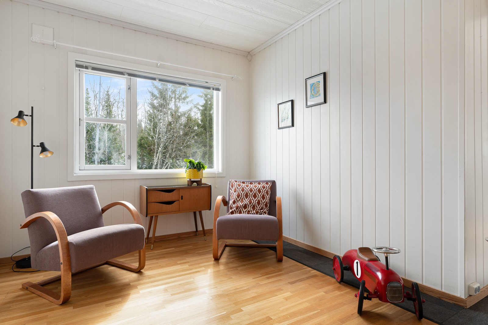 Har man behov for flere soverom eller kontor, så kan man etablere det ved å ta areal fra stuen