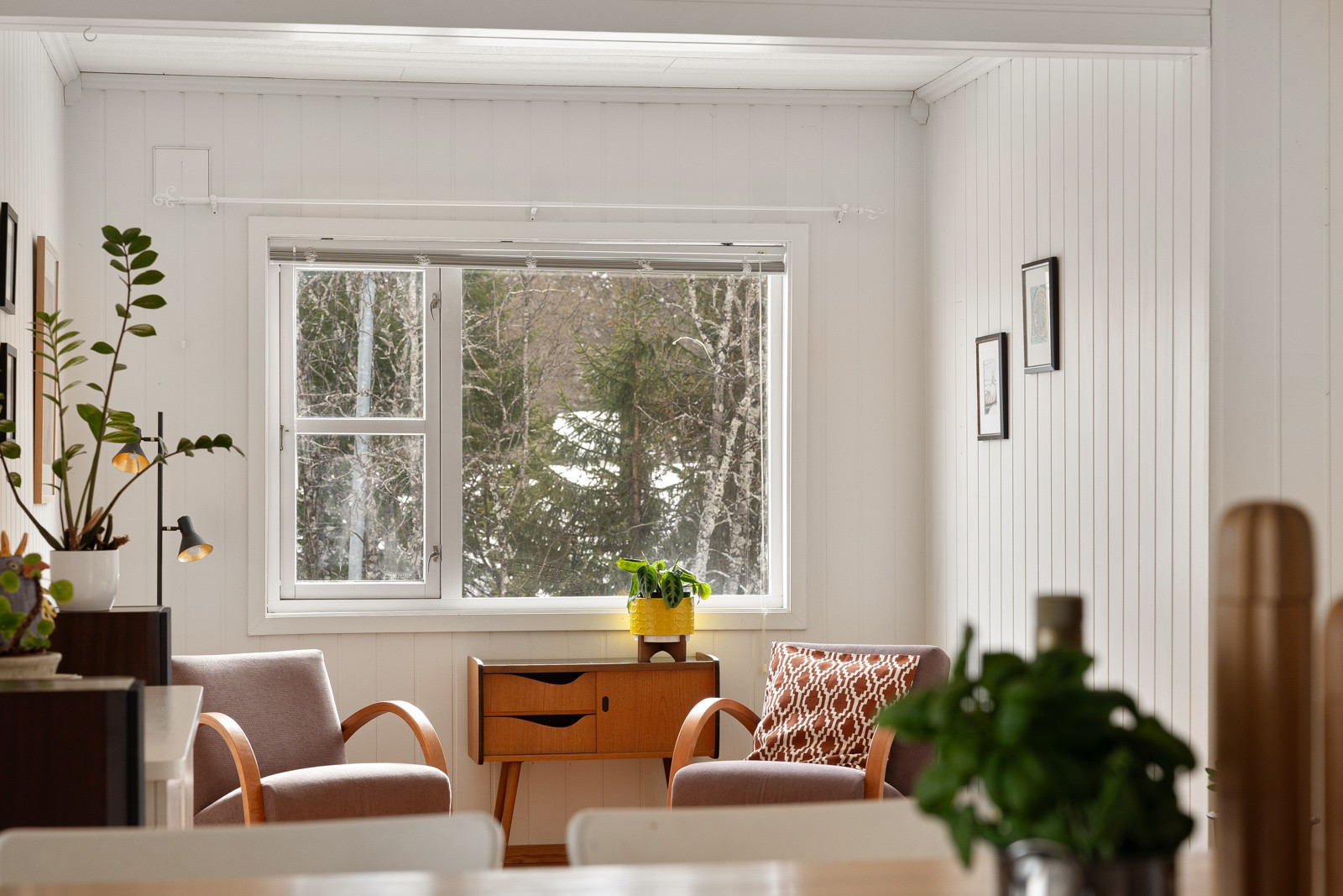 Stuen er romslig og byr på flere soner - perfekt for en barnefamilie!
