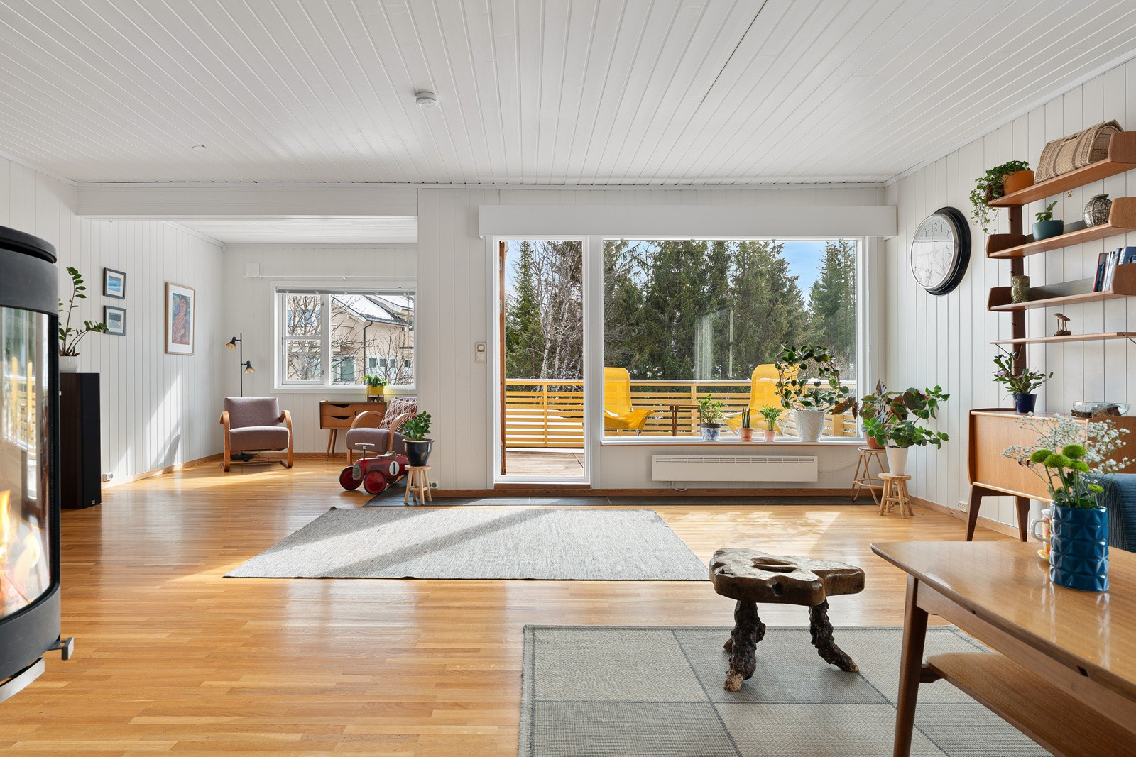 Fra stue er det utgang til en stor, skjermet veranda med strålende solforhold fra morgen til ettermiddagen