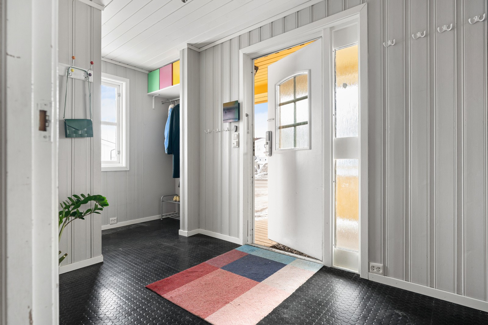 Velkommen inn! Innbydende entré med gulvvarme, ytterdør med kodelås og plass til garderobeløsning