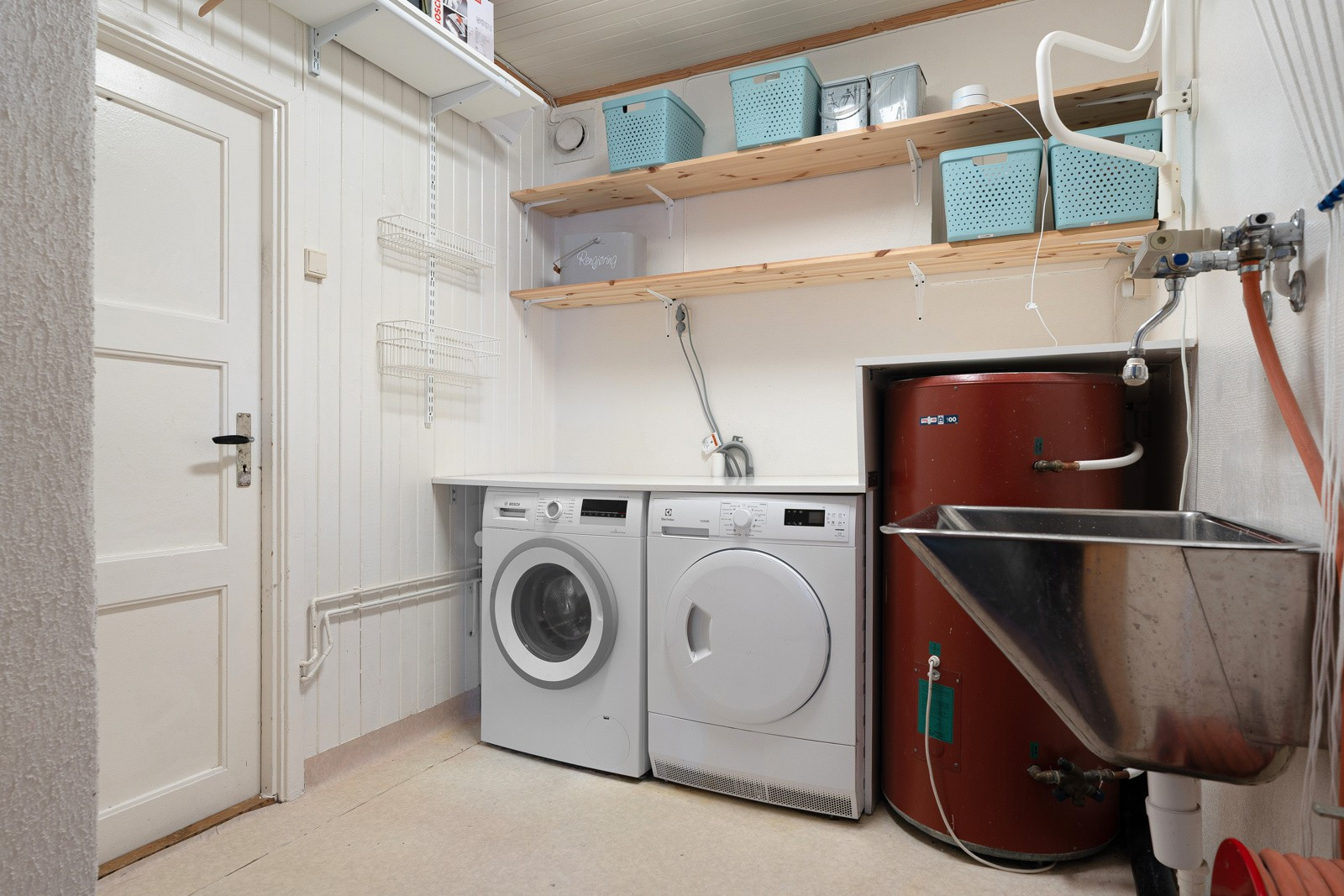 Separat vaskerom med skyllekum, opplegg for vaskemaskin og plass til tørketormmel. Svært praktisk for familien.