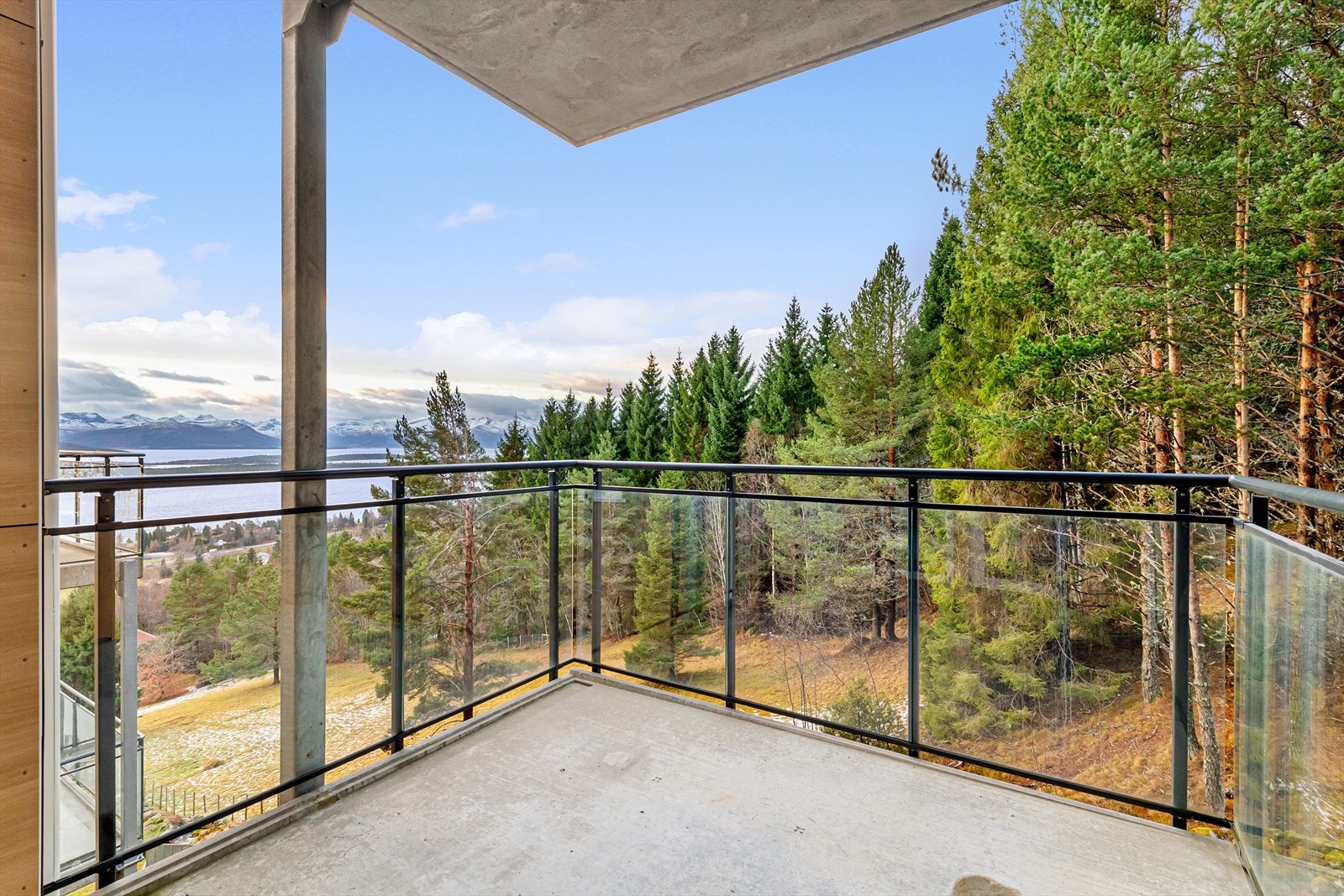 Usjenert veranda med utsikt mot friområder og fjorden Galleribilde