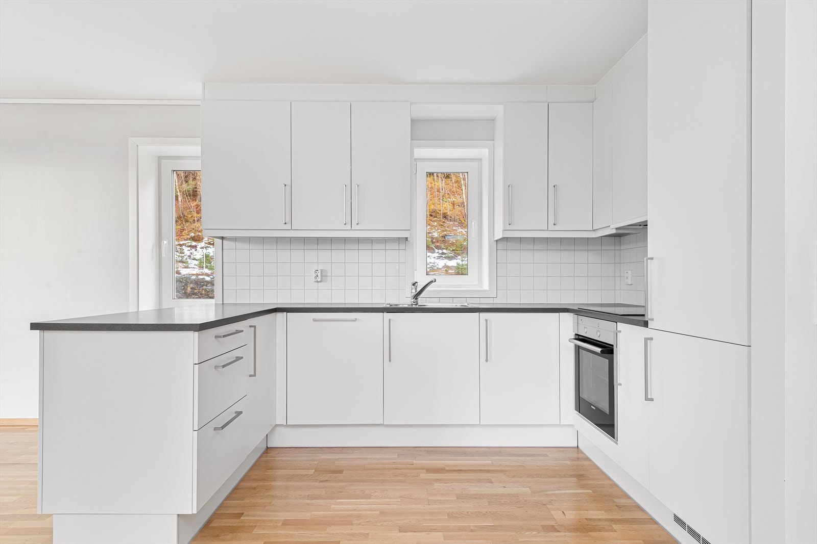 Kjøkken med integrerte hvitevarer Galleribilde