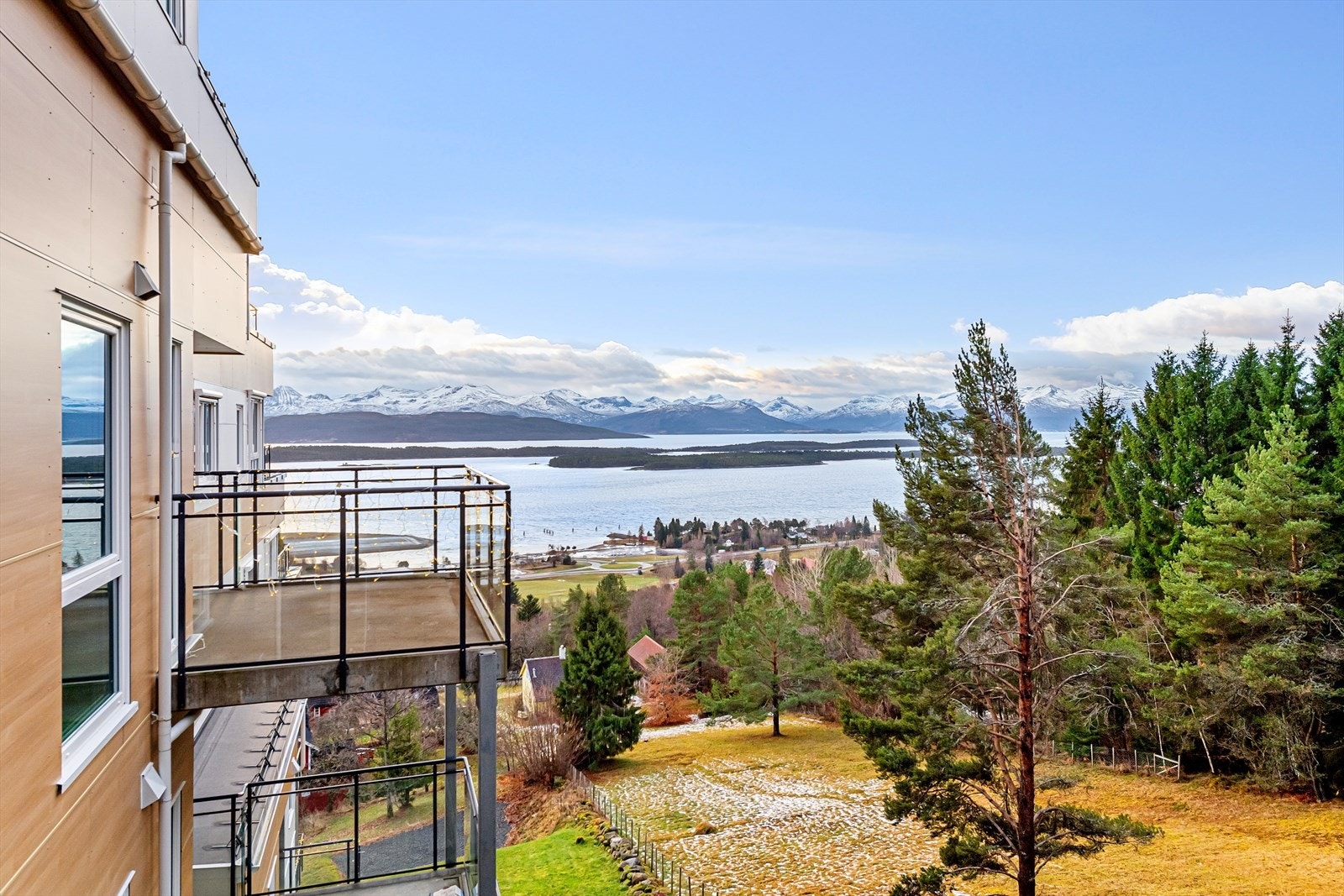 Leiligheten ligger i 8. etasje med veranda mot vest Galleribilde