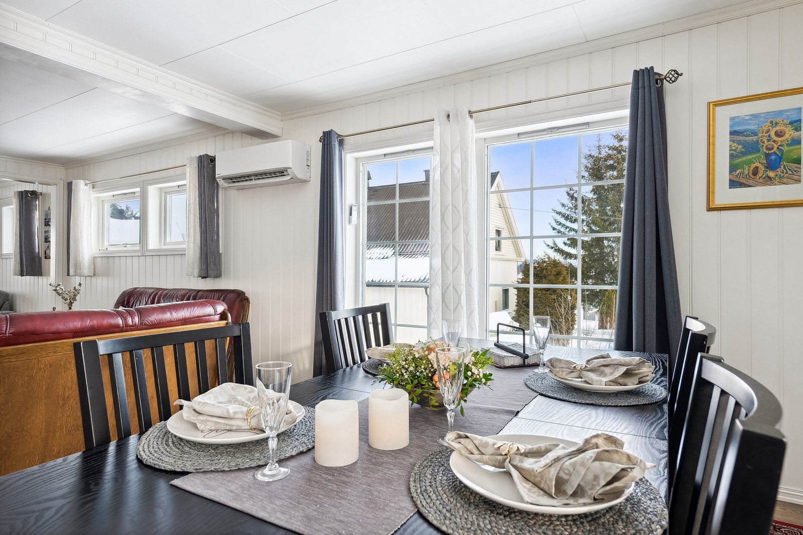 Spisestuen har store vinduer, som gir godt lysinnslipp. Galleribilde