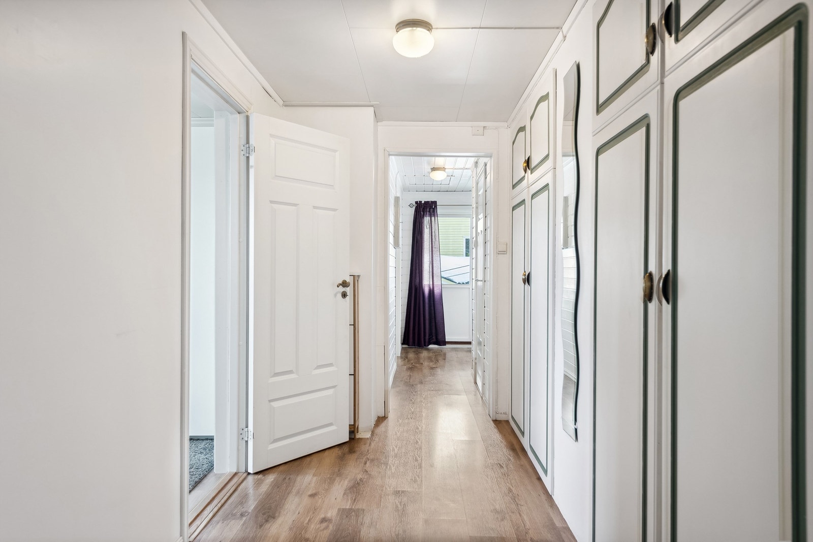 Gang i 2. etasjen med god plass for oppbevaring. Galleribilde