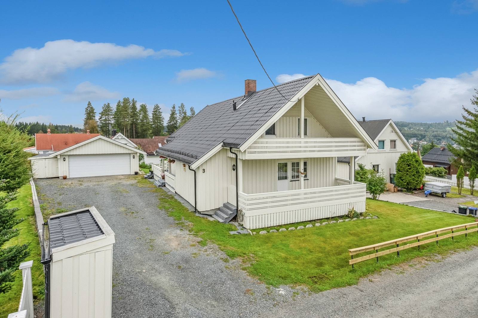 Innkjøring på gårdsplass, samt gode parkeringsmuligheter i dobbelgarasje. Galleribilde