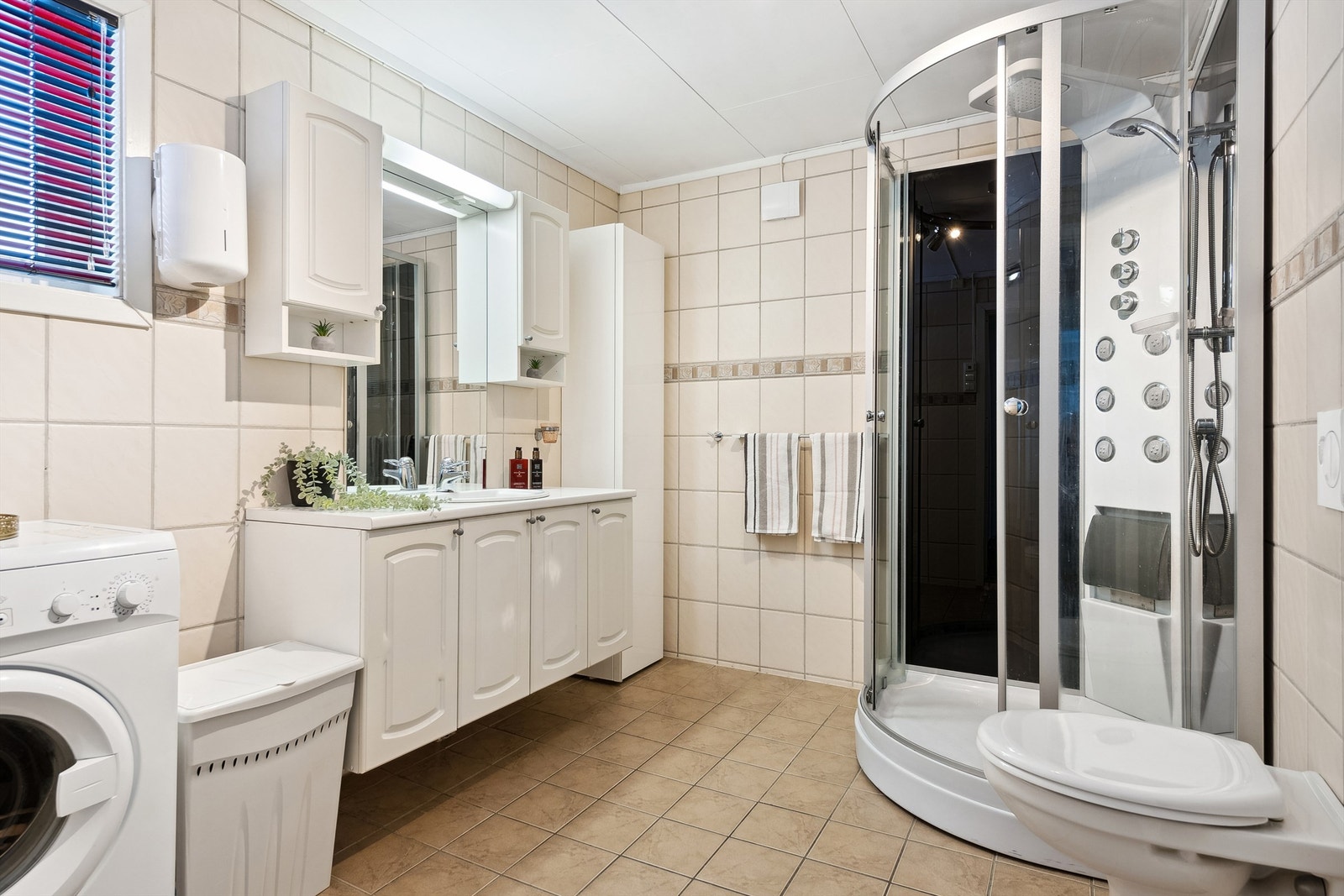 Lyst og innbydende bad med varme i gulvet. Galleribilde