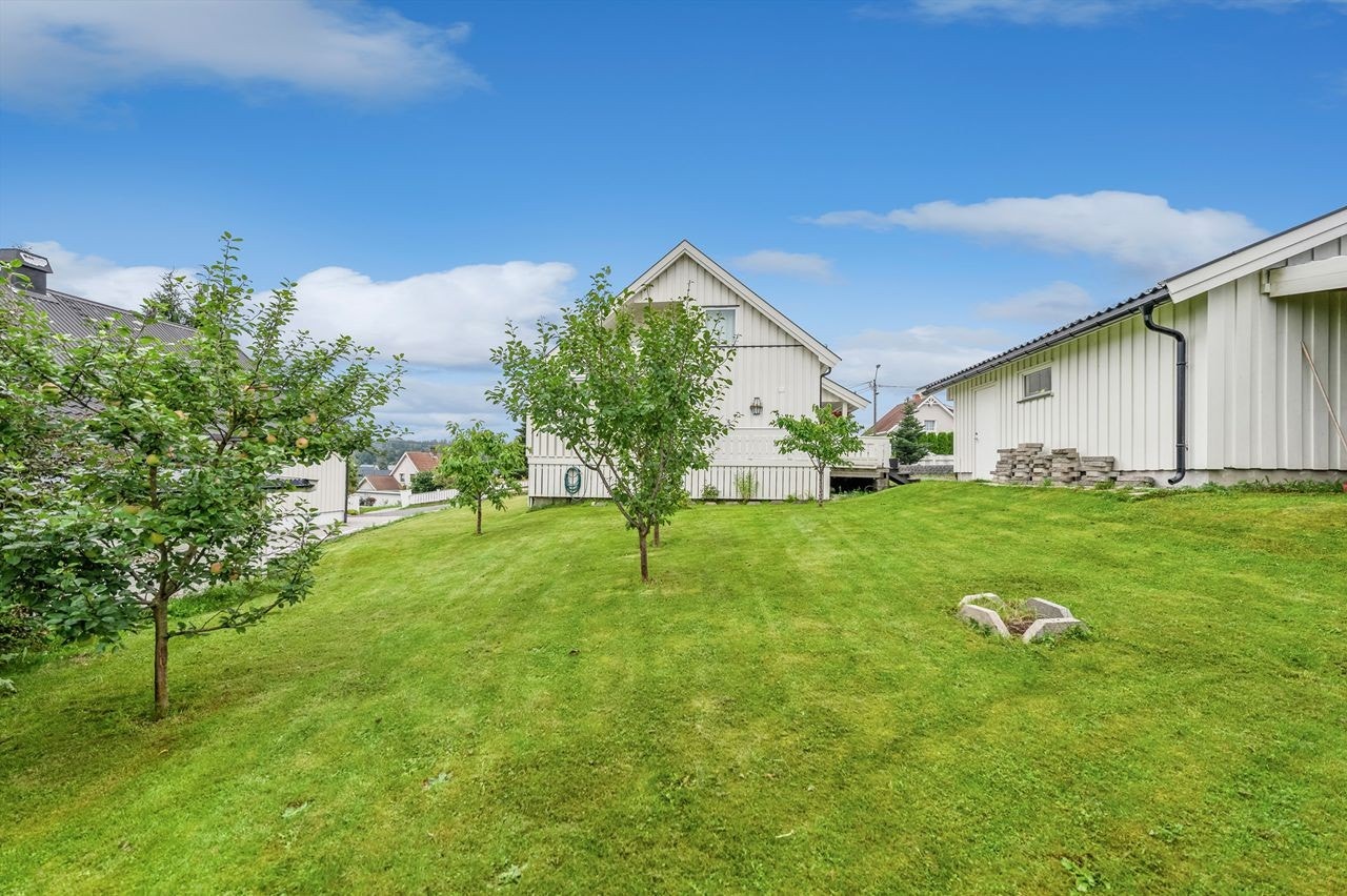 Hage og utvendig fasade. Galleribilde