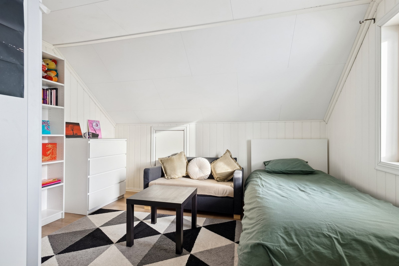 Soverom i lyse farger. Galleribilde