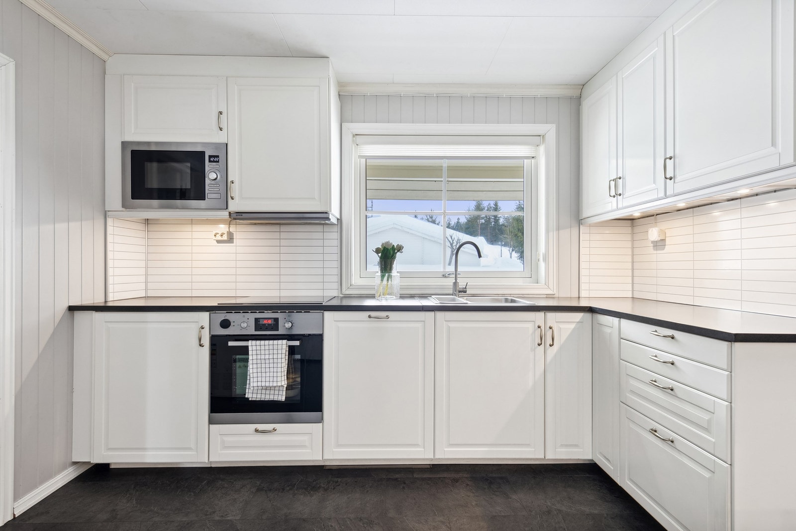 Plass til frittstående komfyr, oppvaskmaskin, kombiskap og fryser. Galleribilde