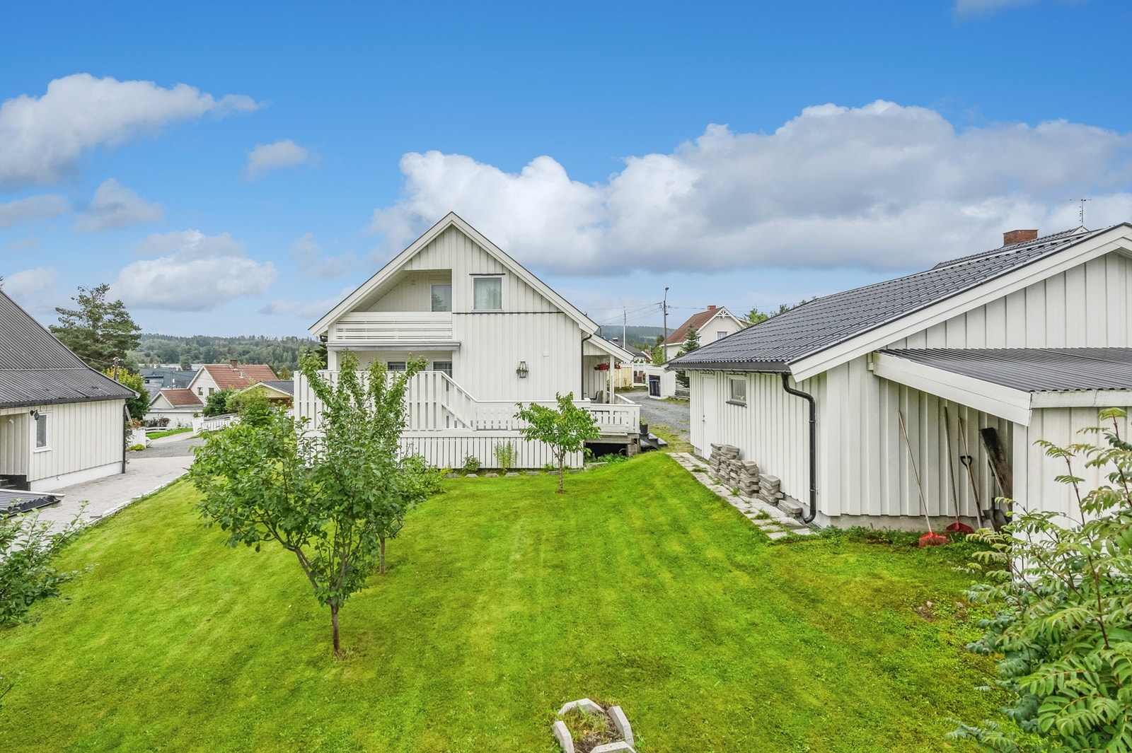 Fasade og hage. Galleribilde