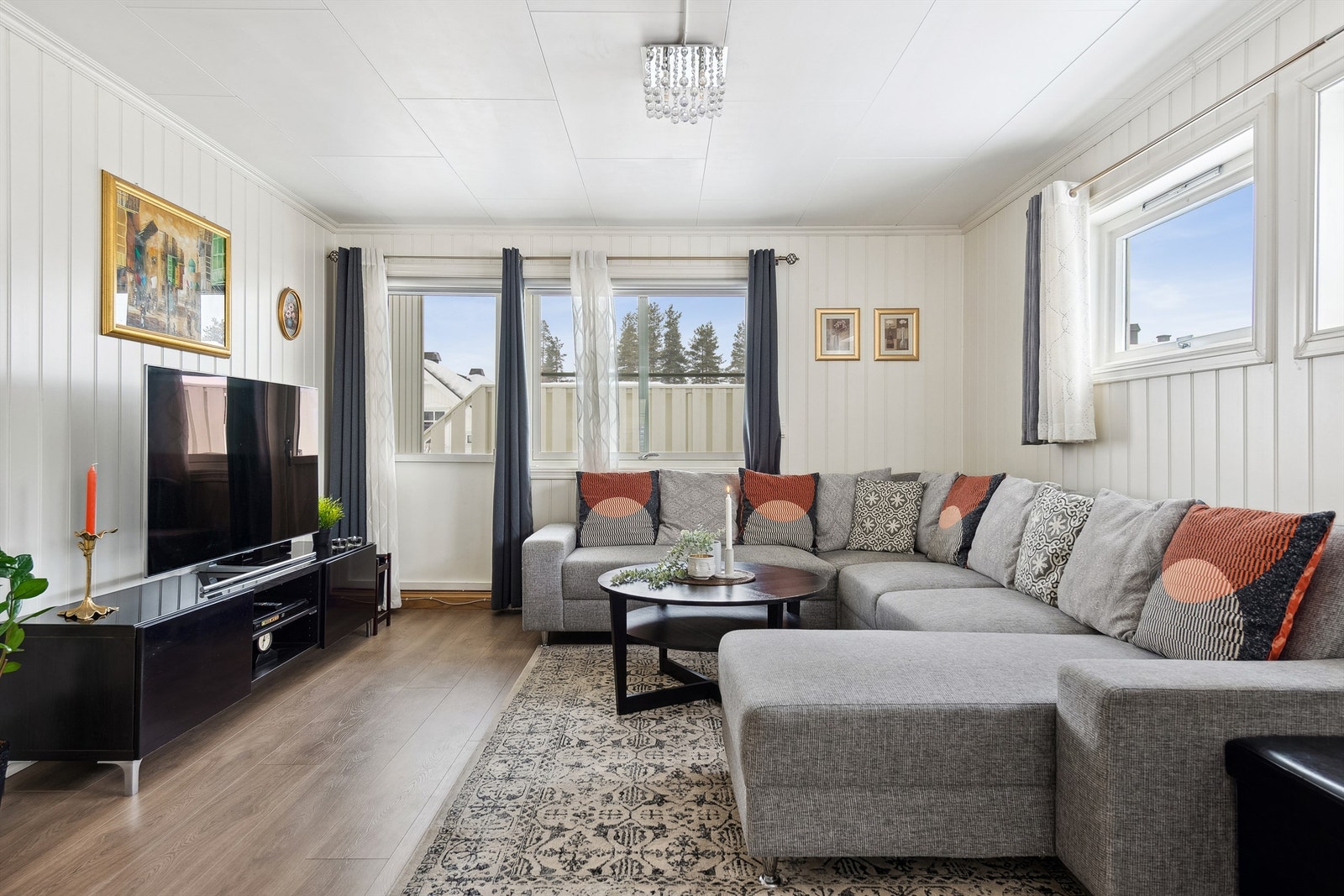 Stue med adkomst ut til veranda. Galleribilde