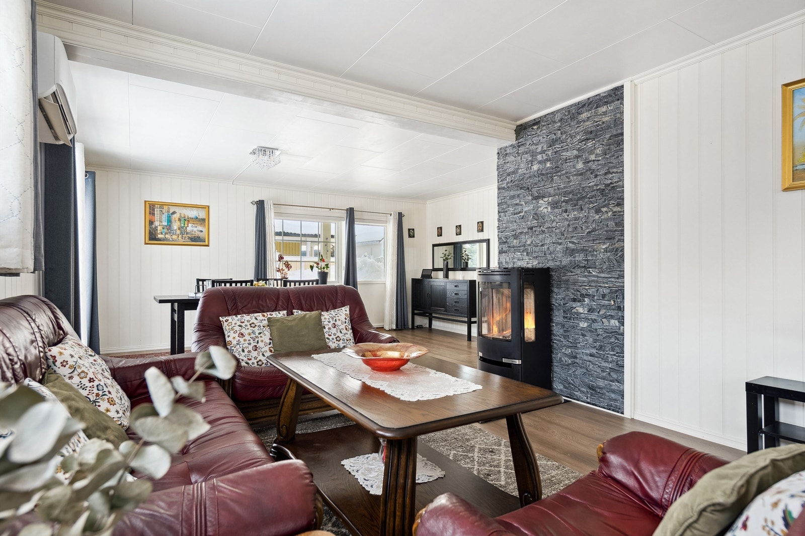 Vedovn i stuen som gir en god og luftig atmosfære på kalde høst- og vinterdager, samt varmepumpe. Galleribilde