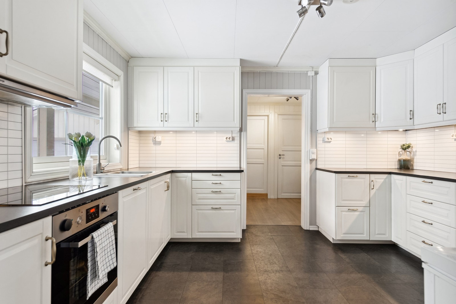 Lyst og koselig kjøkken med gode arbeidsflater for matlaging. Galleribilde