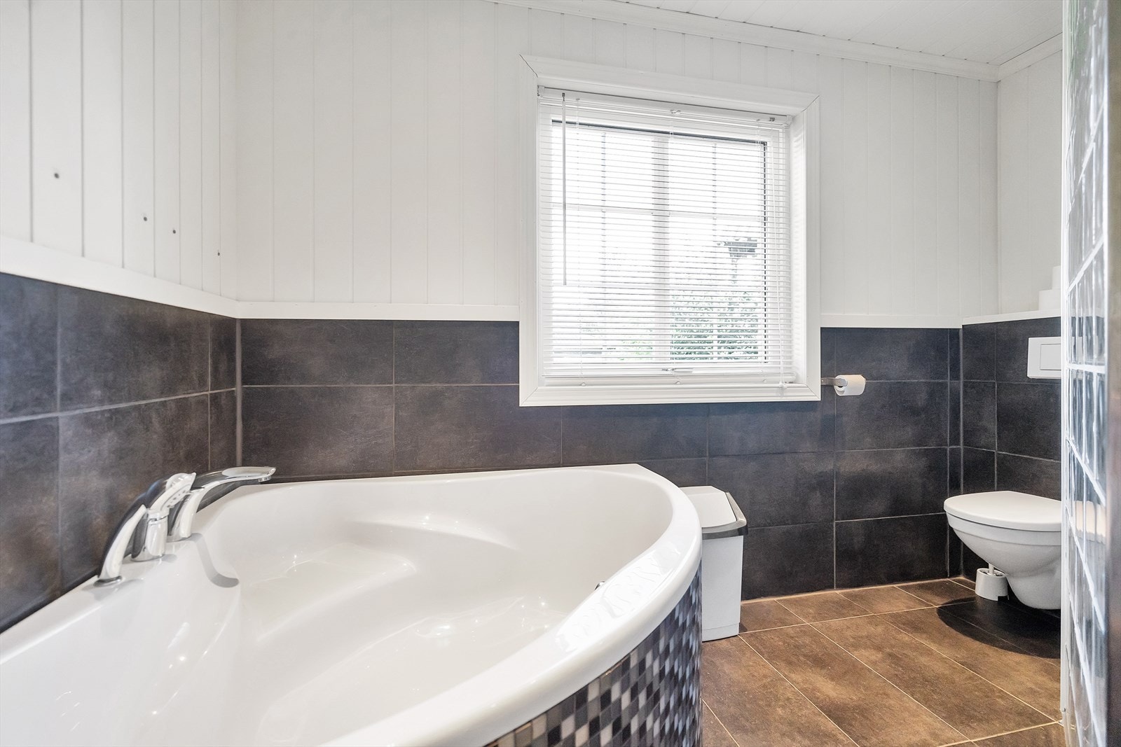 3458038_1-a.jpg Galleribilde