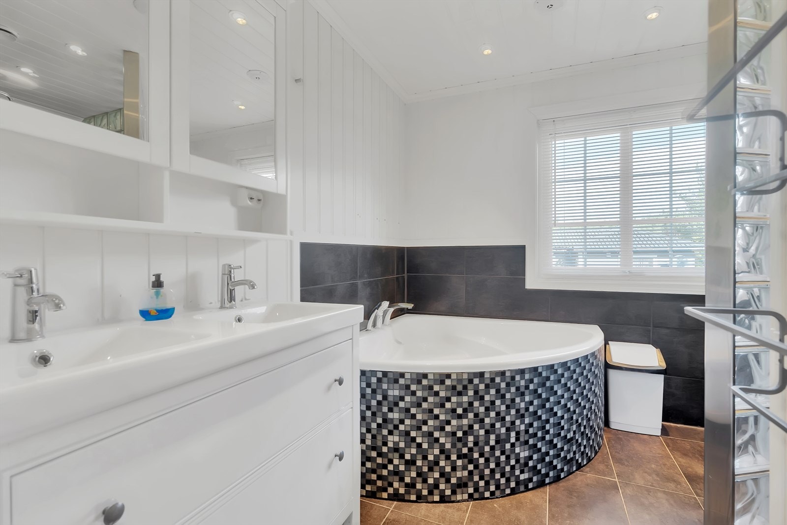 3458037_1-a.jpg Galleribilde