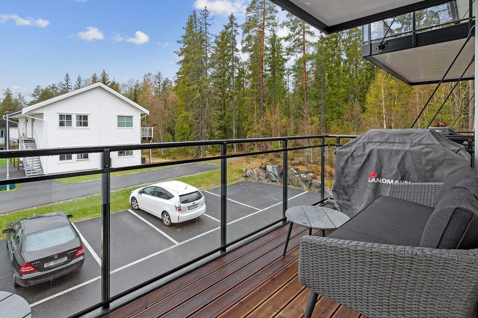 Det er utgang fra stuen til delvis overbygget balkong. Galleribilde