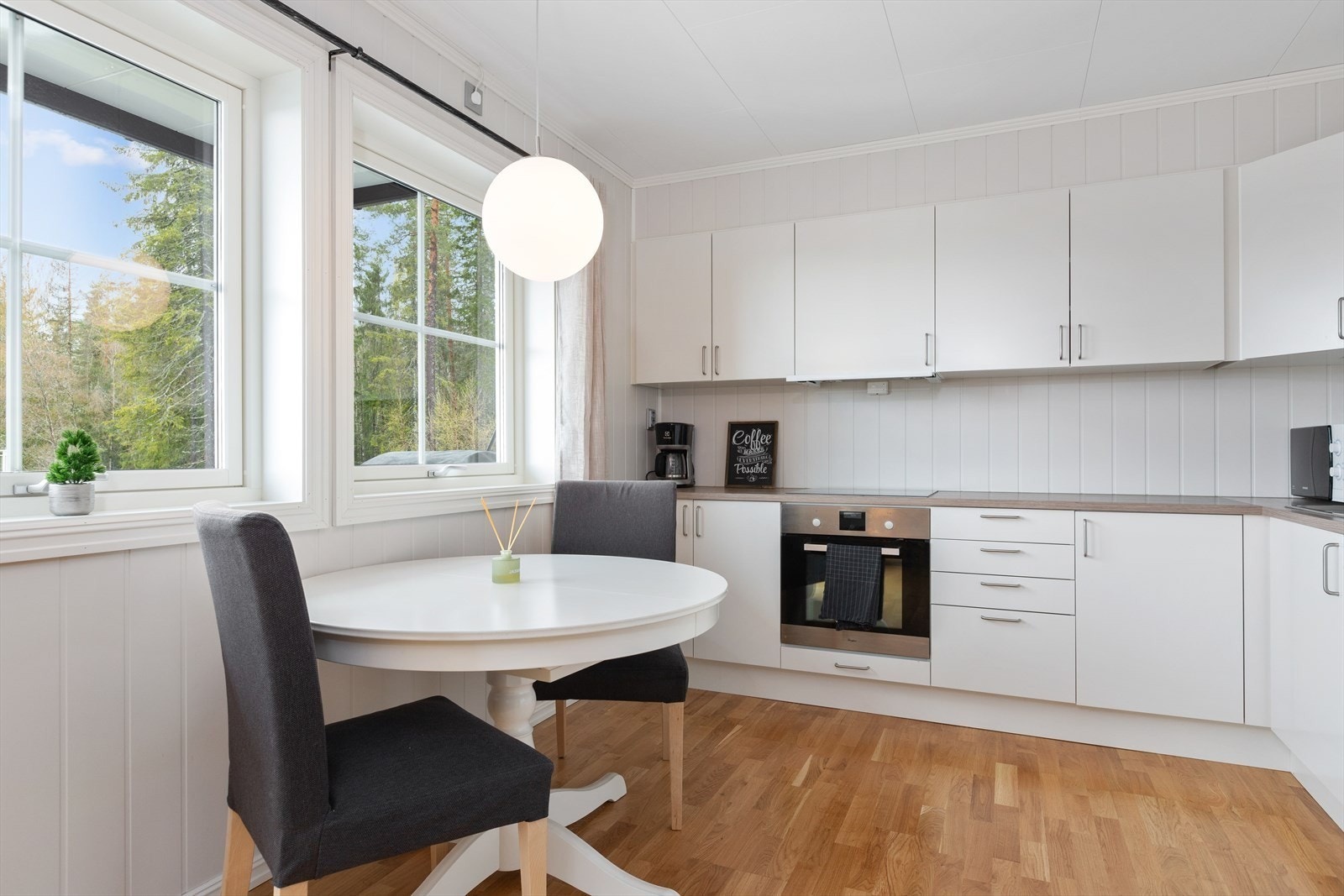 Pent kjøkken med glatte fronter og benkeplater i laminat. Galleribilde