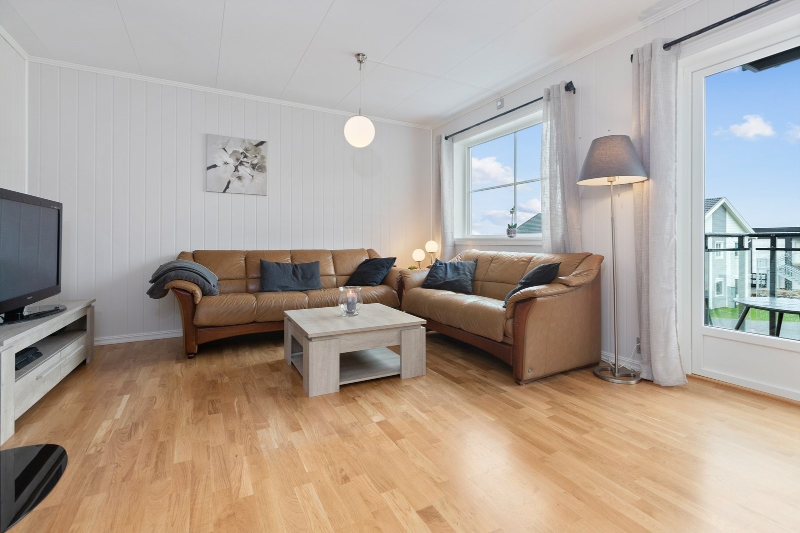 Pen stue med plass til sofagruppe og TV-møblement. Galleribilde