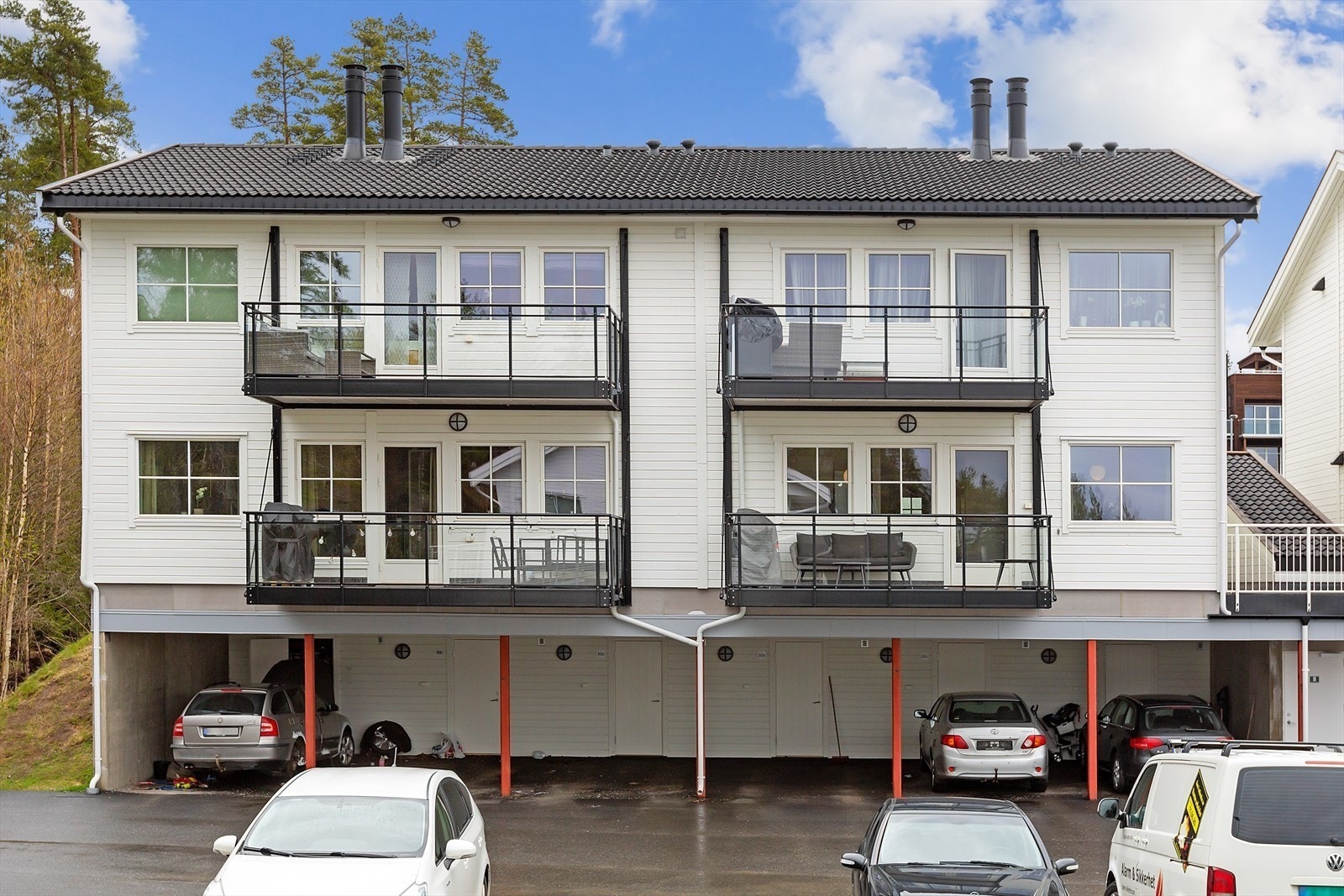 Det medfølger parkering i carport. Galleribilde