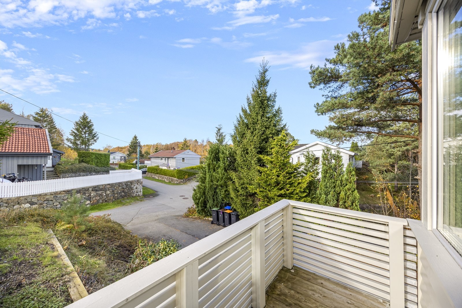 Meget solrik beliggenhet til rolig blindvei med kort vei til Tromøytunet med bl.a. dagligvareforretning og cafè. Galleribilde