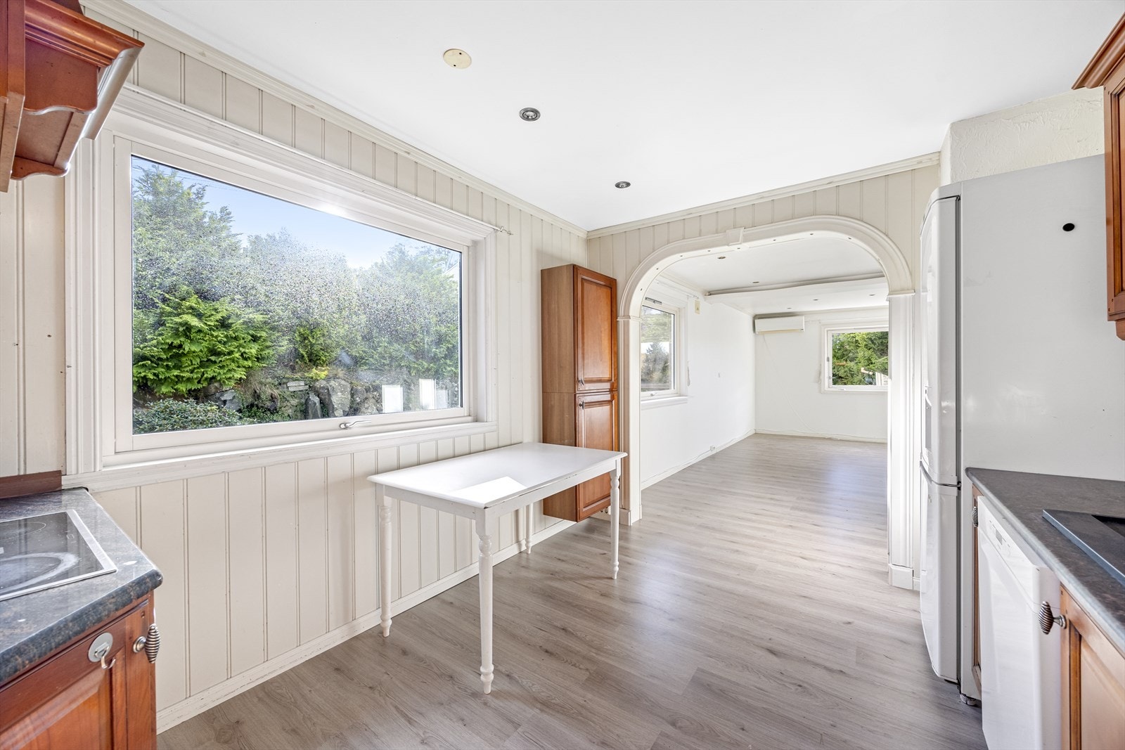 Kjøkken med spiseplass og åpent mot spisestuen. Galleribilde