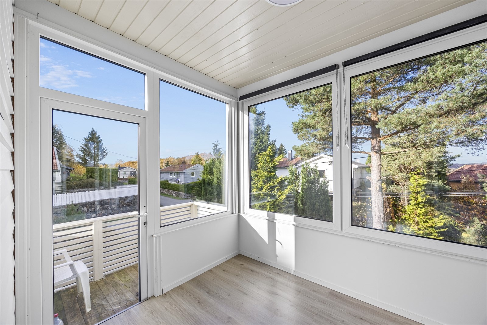 Sommerstue med balkong Galleribilde