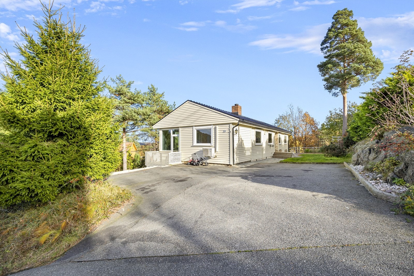 Romslig endetomt med god parkering og fine uteplasser. Tomten er planert over 2 nivåer hvor både øvre og nedre plan har asfaltert gårdstun med rikelig med parkering. Galleribilde