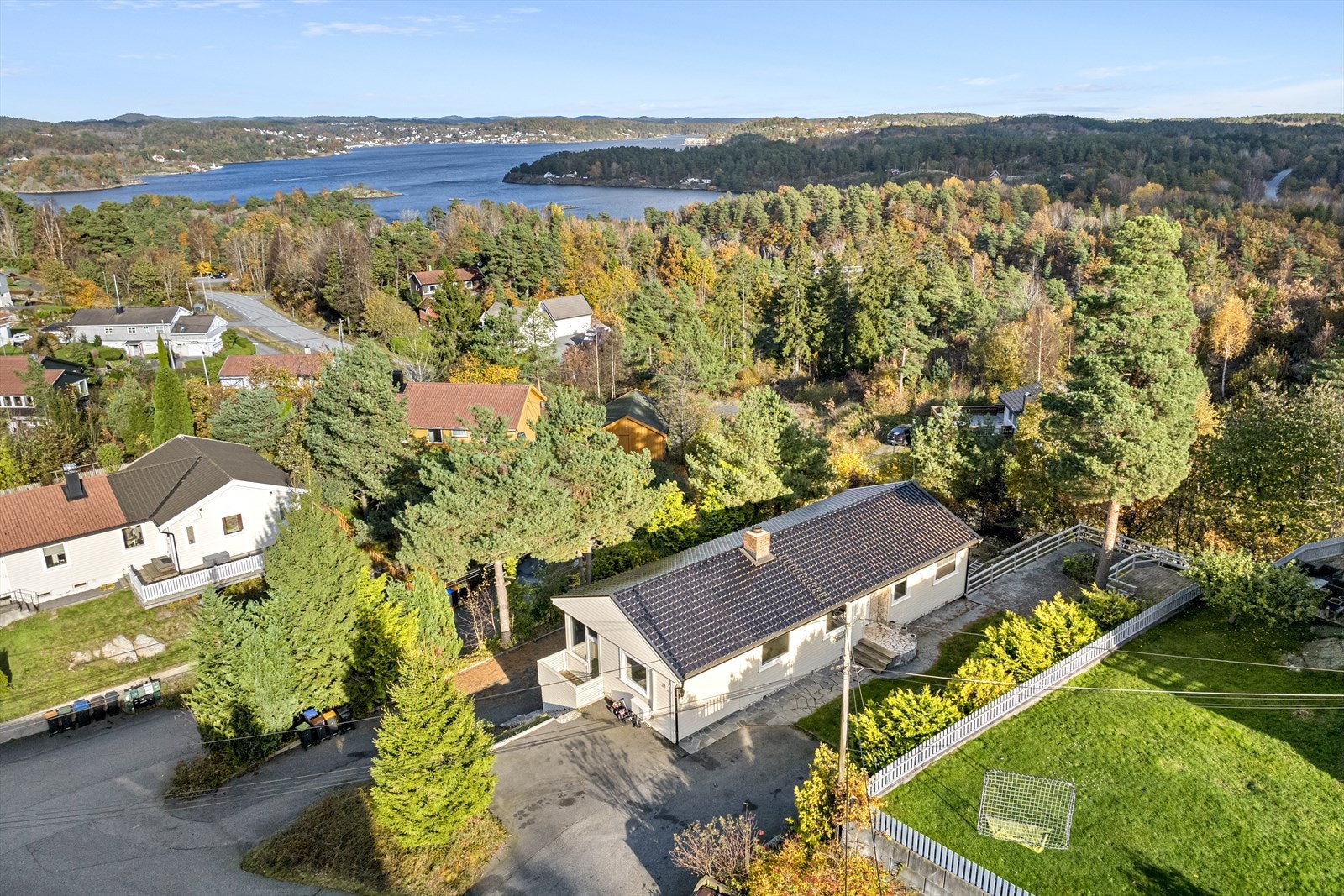 Eiendommen ligger høyt og fritt, nordvestvendt og tilbaketrukket med romslig tomt rundt bebyggelsen. Galleribilde