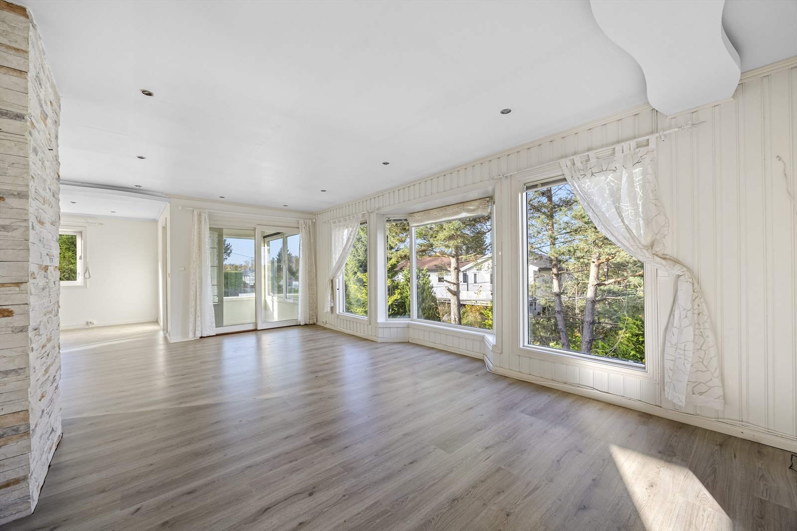 Enebolig opprinnelig oppført 1972, men senere om- og tilbygget samt endel oppgradert. Boligen er over 2 etasjer og har normalt god standard. Galleribilde