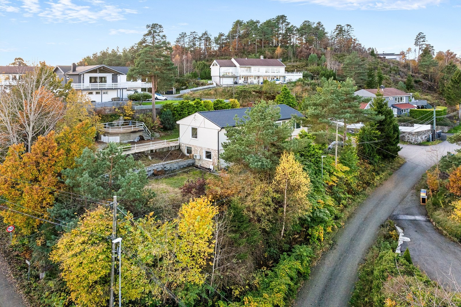 Gangavstand til skole og barnehage, båthavn, badeplasser og rikelig med tur- og friområder i umiddelbar nærhet. Galleribilde