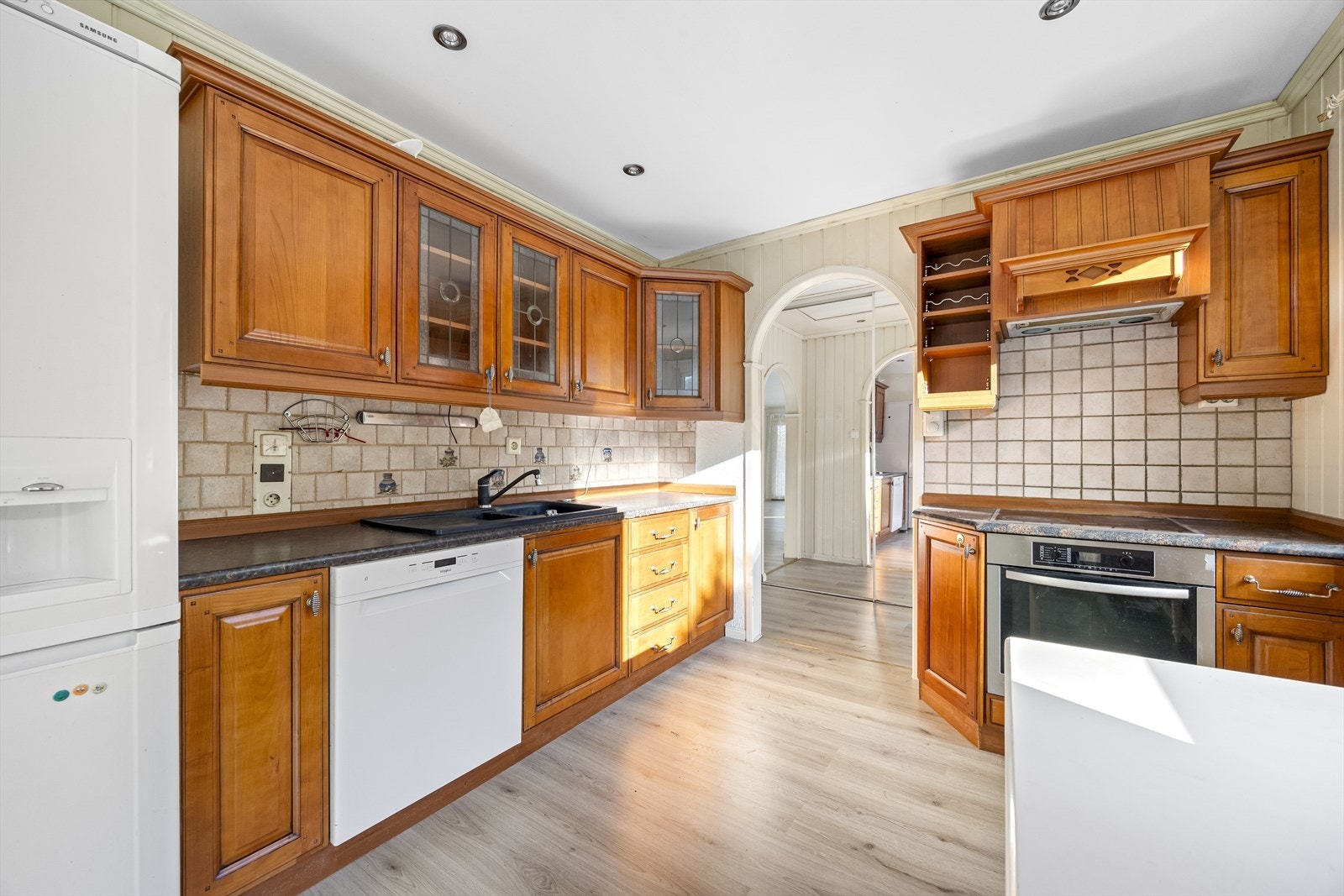 Kjøkken i kirsebær utførelse med integrert komfyr, keramisk topp, oppvaskmaskin og kjøl-/fryseskap. Galleribilde