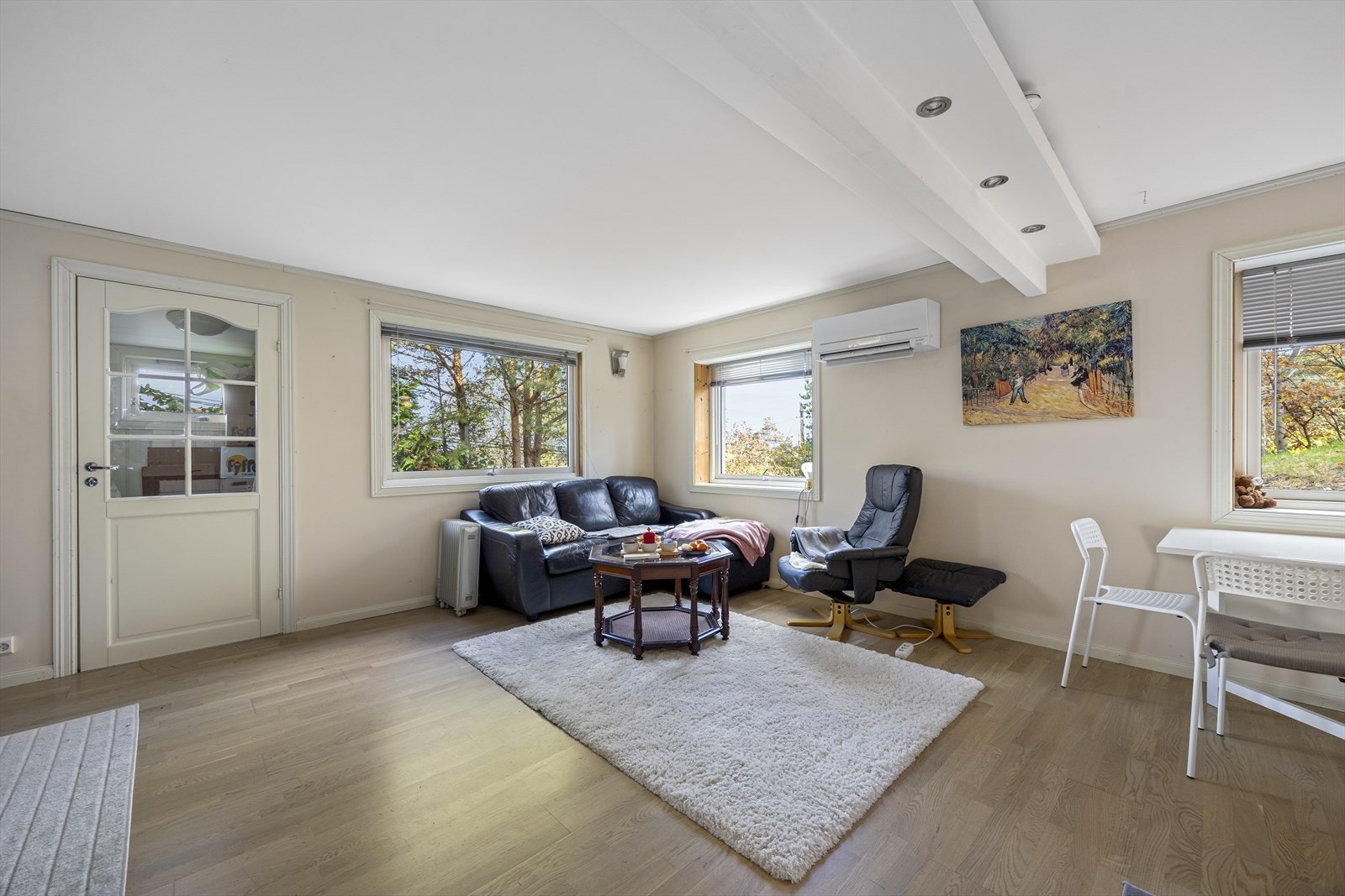 Stue / spisestue i underetasjen. Galleribilde