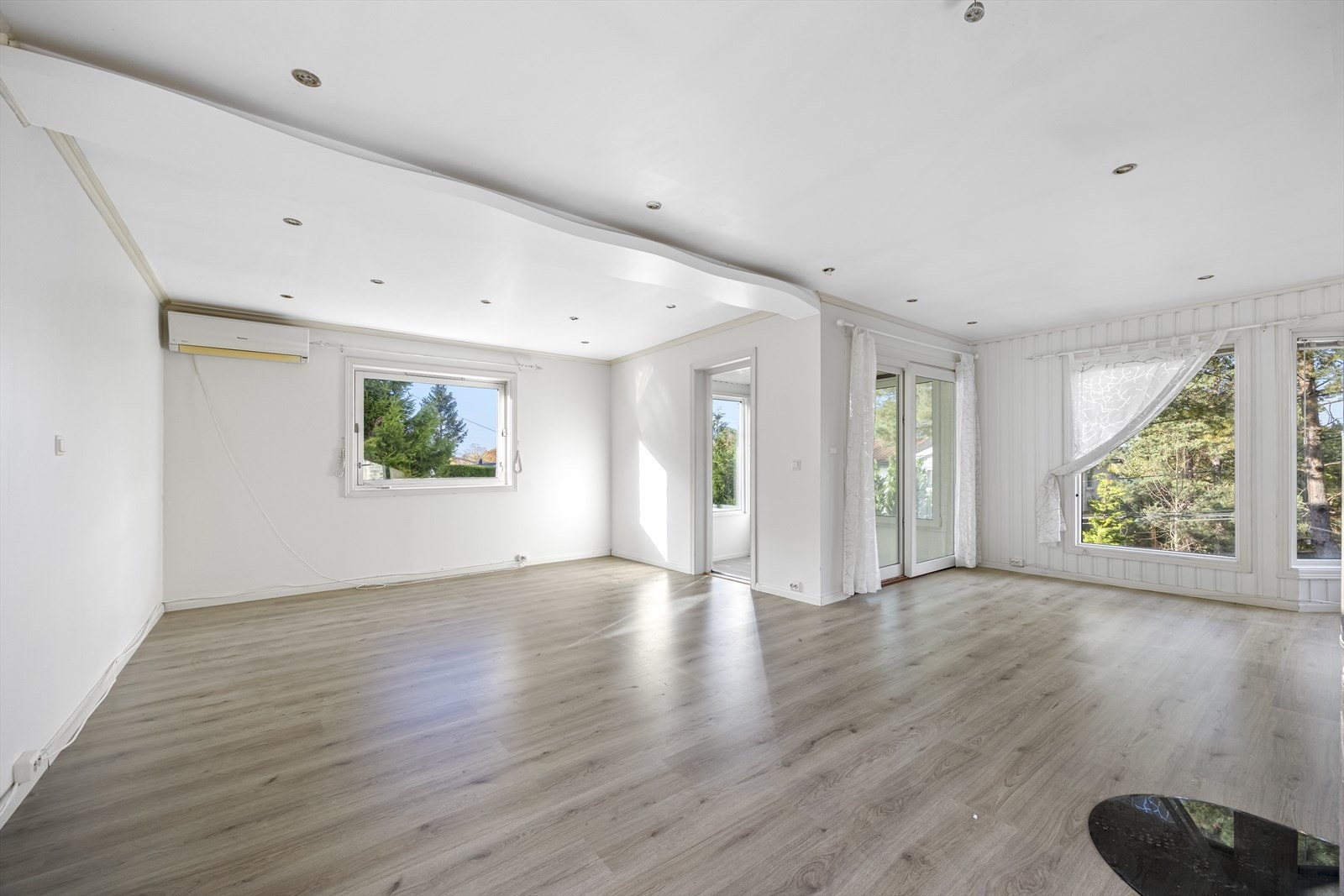 Stor stue med mye naturlig lys - Utgang sommerstue og balkong. Galleribilde